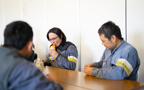 休憩中の作業員の様子