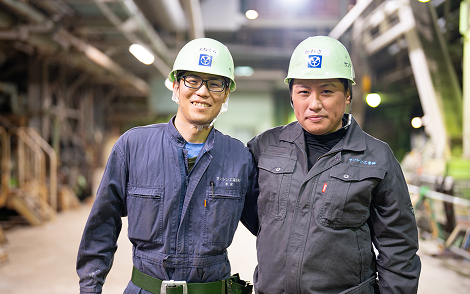 現場で仲良さげに肩を組む2名の作業員の様子