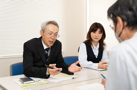 上司の評価を受ける様子