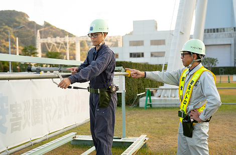 胴ベルト安全帯の講習を受ける様子